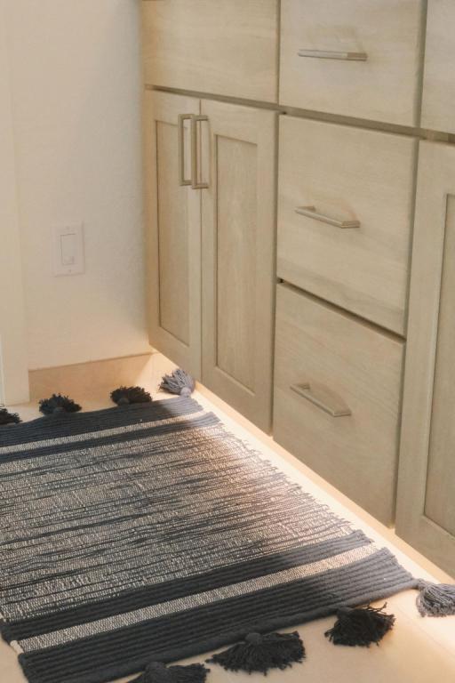 Scandinavian villa Primary Bathroom - Daisy